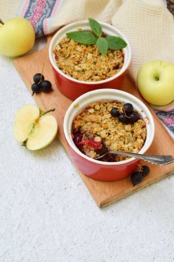 Meyve güveci ya da elmalı ve meyveli kahverengi kablı ramekin. Uzayı kopyala Doğal ışıkla fotoğraf çekmek.
