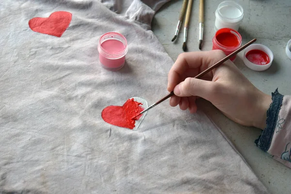 Rysowanie Czerwonego Różowego Serca Ubraniach Malowanie Szarej Tkaninie Pędzlem Tworzenie — Zdjęcie stockowe