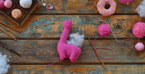 Язаний Рожевий Динозавр Виготовлення Іграшки Дитини Нитках Столу Голки Гачок — стокове фото