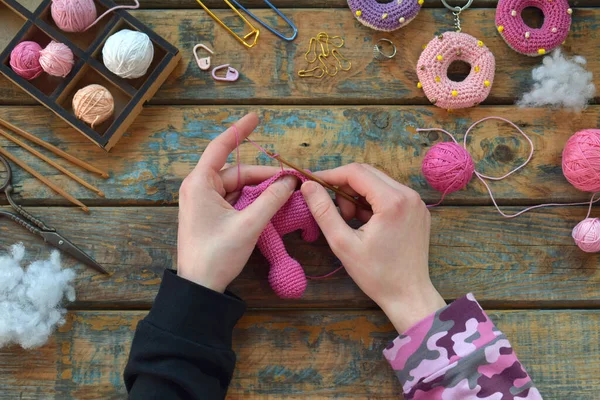 Crochê Dinossauro Rosa Fazendo Brinquedo Para Criança Sobre Fios Mesa — Fotografia de Stock