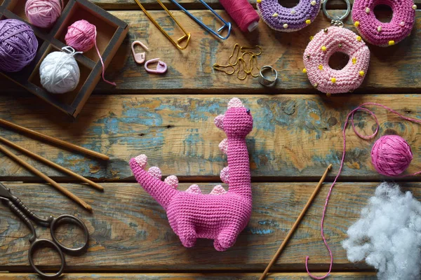 Virkad Rosa Dinosaurie Göra Leksaker För Barn Bordstrådar Nålar Krok — Stockfoto