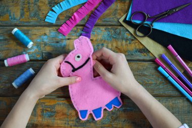 Pembe lama yapıyorum. Kendi ellerinizle keçe den dikiş oyuncaklar. Çocuklar için Diy kavramı. El yapımı el sanatları. Adım 3. Oyuncak tüm detayları dikmek.