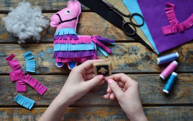 Pembe lama yapıyorum. Kendi ellerinizle keçe den dikiş oyuncaklar. Çocuklar için Diy kavramı. El yapımı el sanatları. Adım 5. Oyuncak süslemek.