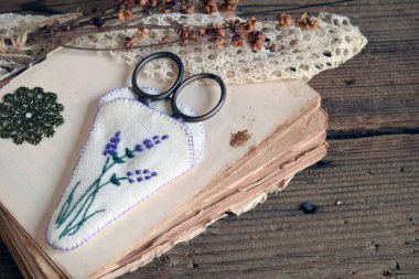 Mor çiçek lavantasıyla süslenmiş makaslar için çanta hazırlıyorum. Dizginleri kendi ellerinle dikiyorsun. Çocuklar için DIY konsepti. El yapımı el sanatları.