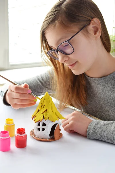 Dziewczyna Robi Zabawki Własnymi Rękami Farby Gliny Domu Gwasz Kryty — Zdjęcie stockowe