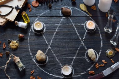 Mumlar, taşlar, aşk iksiri ve cadı masasında eski kitaplar ile Pentagram daire. Gizli, ezoterik veya kehanet kavramı. Mistik, Cadılar Bayramı ve vintage arka plan