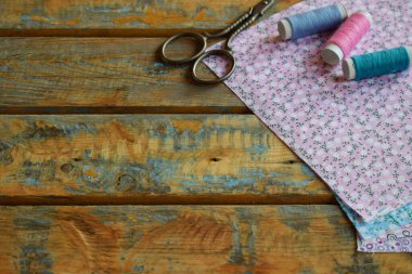 Tekstil oyuncaklarını kendi ellerinle dikmek için gerekli aletler. Dokular, sentetik kışlık, iplikler, makas. Çocuklar için DIY konsepti. El yapımı el sanatları. Boşluğu kopyala