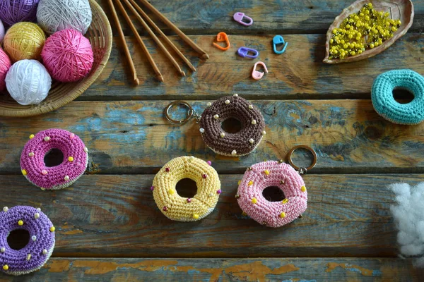 Making Crochet Amigurumi Donuts Toy Babies Trinket Table Threads Needles — Stockfoto