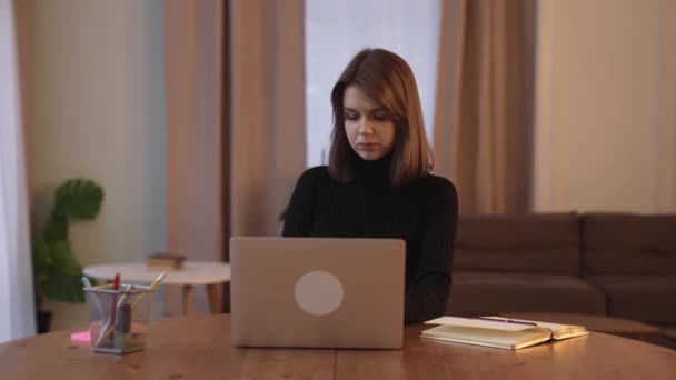 Kobieta Freelancer Pracuje Domu Miejscu Pracy Używa Laptopa Komunikuje Się — Wideo stockowe
