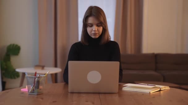 Žena Volné Noze Pracuje Domácím Pracovišti Používá Notebook Komunikuje Sociální — Stock video