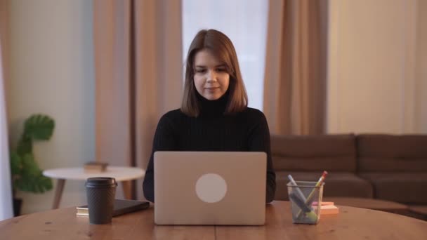 Žena Volné Noze Pracuje Domácím Pracovišti Používá Notebook Komunikuje Sociální — Stock video