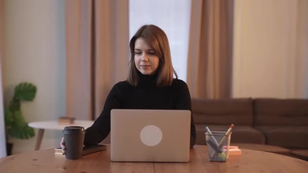 Una Mujer Freelancer Trabaja Lugar Trabajo Casa Utiliza Una Computadora — Vídeos de Stock