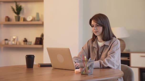 Evde Çalışan Serbest Çalışan Bir Kadın Sosyal Ağda Dizüstü Bilgisayar — Stok video