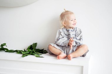 Bir parça şeker için yan tarafa bakıyorum. yeşil yapraklar