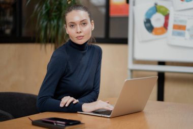 Avrupa kökenli, zeki genç bir kadın.