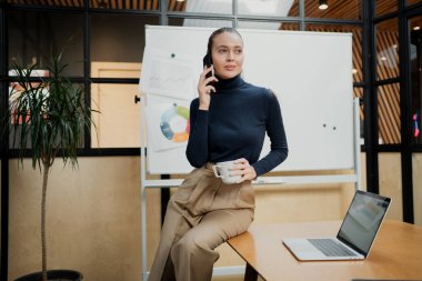 Rahat ofis tarzı kıyafetler. Çok güzel genç bir kadın.