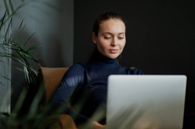 Ofiste çalışan, kendine güveni tam genç bir kadın...