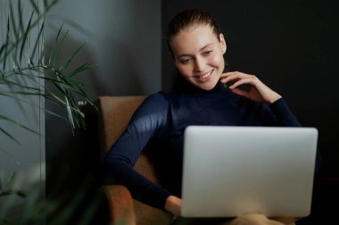 Yeni bir kariyer, genç ve güzel bir kadının portresi.