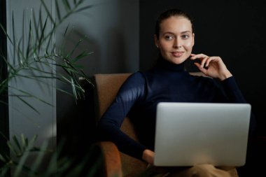 Evdeki çevrimiçi dükkandan sipariş veriyor. Bir güzelin portresi