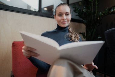 Yeni hikayenin ilginç bir baskısı. Rahat bir yerde oturuyor.