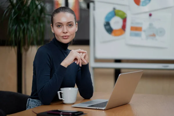 Bela Jovem Mulher Confiante Trabalhando Computador Portátil — Fotografia de Stock