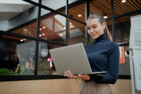 Mulher Negócios Jovem Tem Laptop Suas Mãos Faz — Fotografia de Stock