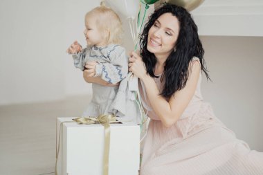 Genç ve güzel bir aile bir hediye kutusu açıyor, esmer bir anne ve...