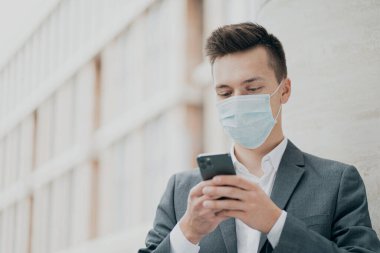 Koronavirüs 19 mavi yüz koruma maskesi salgına karşı. portr