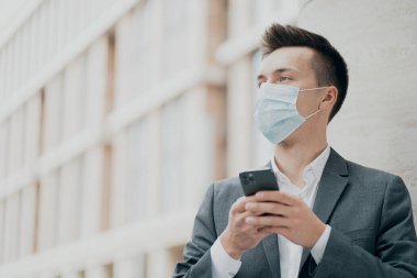 Koronavirüs 19 mavi yüz koruma maskesi salgına karşı. portr