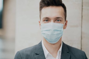 Koronavirüs salgınından mavi koruyucu maske.