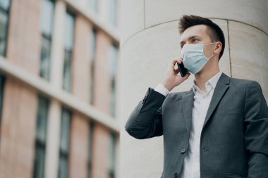 Maske Covid19 virüse karşı koruyucu. Akıllı, güçlü bir adam.