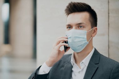 Koronavirüs salgınından mavi koruyucu maske.