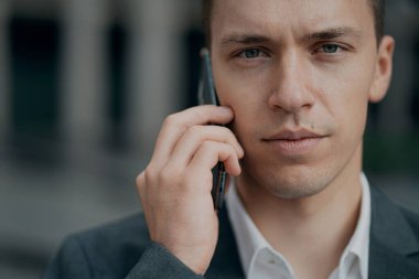 Avrupa görünümlü ciddi bir adamın portresi. Babamı arıyorum.