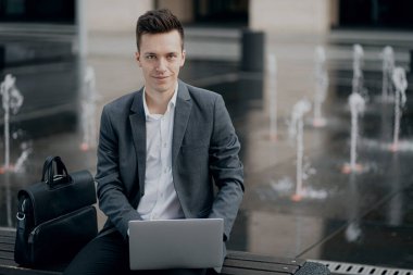 Kafkas görünümlü zeki bir adam. Yöneticisi birlikte çalışıyor.