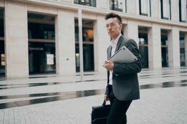İş adamı işe giderken Avrupalı bir adam ortaya çıkıyor.