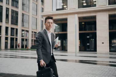 İş adamı işe giderken Avrupalı bir adam ortaya çıkıyor.