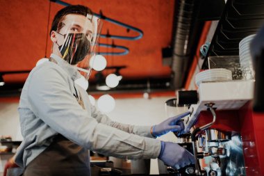 Aşçılar kahve makinesinde Americano kapuçino yaparlar.