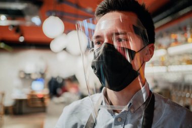 Yüzünde koronavirüs salgını virüsünün maskesi var..