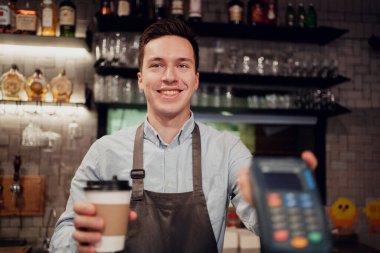 Çevrimiçi satış kaydı üzerinden ödeme yapmanızı sağlar. bir personel üyesi 