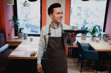 Restoran kafe bistrosundaki garsonun çalışanı. Evet.