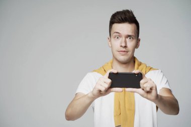 Avrupa görünümlü genç bir öğrenciyi şaşırttı.