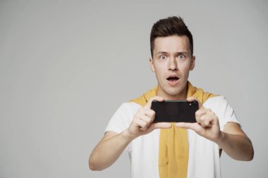 Avrupa görünümlü genç bir öğrenciyi şaşırttı.