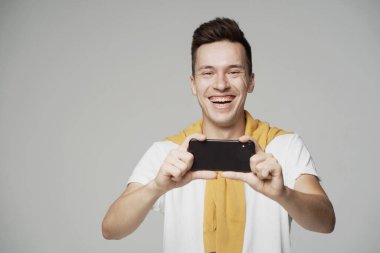 Tatmin olmuş genç bir adam, Avrupa görünümlü bir öğrencidir.