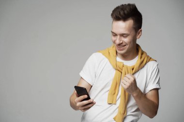 Memnun bir adam Avrupa görünümlü genç bir öğrencidir, Holdi.