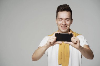 Tatmin olmuş genç bir adam, Avrupa görünümlü bir öğrencidir.