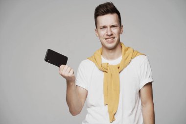 Cep telefonundaki adamın ona bakışının öfkesini.