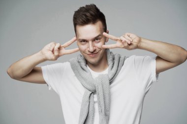 Öğrenci, Kafkas görünümlü genç bir adam.