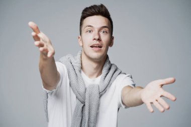 Kafkas görünümlü bir adam, elleriyle bir jest yapar.