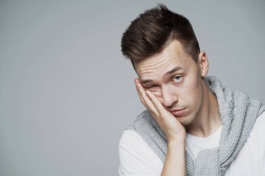 Avrupa görünümlü tembel bir gencin portresi. Günaydın Wak.