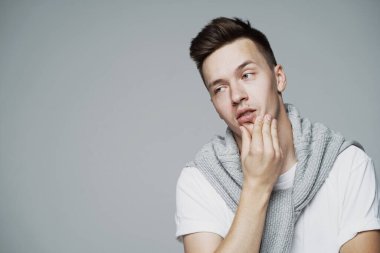 Eur 'lu genç bir adamın yüzüne dokunmaktan bıkmıştım.